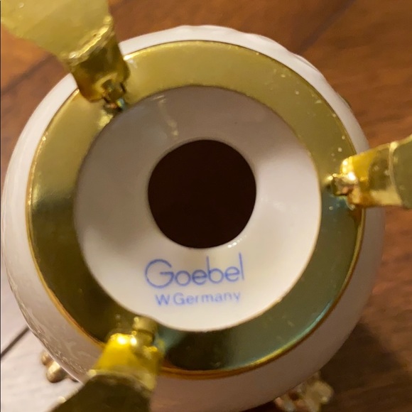 Goebel Annual Egg with White Lily Flower on Tripod - Picture 3 of 5